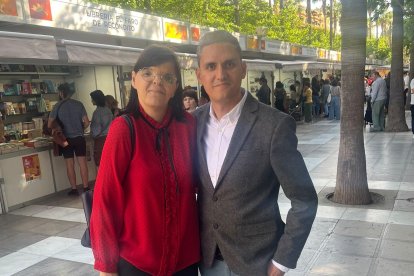 Adena López y Eduardo Hernández Escobar, durante la Feria del Libro de Almería 2026.