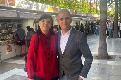Adena López y Eduardo Hernández Escobar, durante la Feria del Libro de Almería 2026.