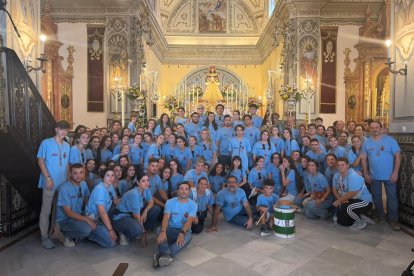 Los jóvenes almerienses que han ido a Almonte y El Rocío a hacer el Camino Joven, con la Virgen del Rocío.
