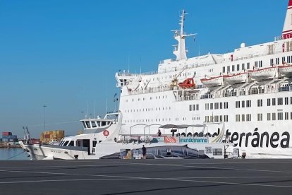 Imagen del catamarán turístico atracado en el Muelle de Levante en el Puerto de Almería.