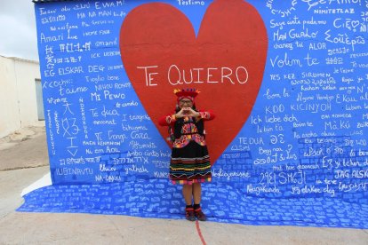 La Pequeña Cholita Charo en el muro del amor de Vícar.