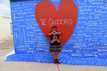 La Pequeña Cholita Charo en el muro del amor de Vícar.