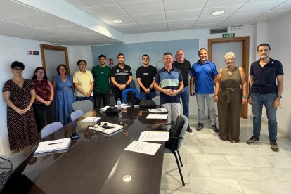 Representantes del Ayuntamiento de Almería, familias y profesionales del sector de la salud.