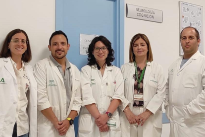 De izquierda a derecha Marta Rodríguez, Luis Andrade, Mar Iglesias, Chelo Barranco, enfermera y David Romera, cinco de los siete miembros de la consulta de demencias de Torrecárdenas.