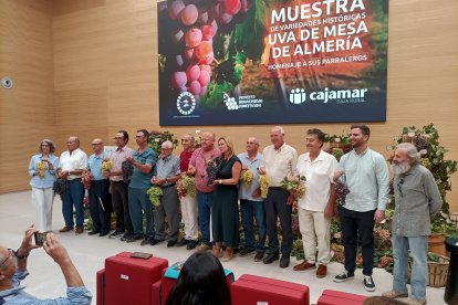Foto de familia de  premiados e invitados.