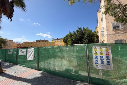 Inicio de las obras de un edificio de seis viviendas con piscina en la Rambla de Almería.
