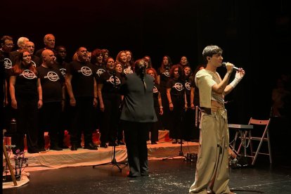 Víctor Monte pone en pie el Teatro Apolo en una noche que dibuja la nueva escena musical de Almería