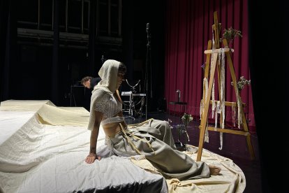 Víctor Monte durante una sesión fotográfica en el escenario del Teatro Apolo.