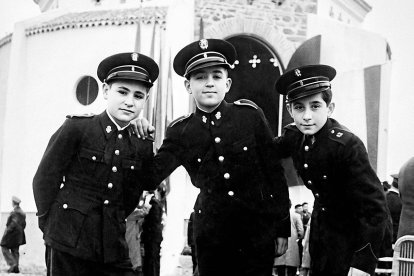 Juan Bisbal (a la derecha), junto a dos compañeros de la Banda Municipal, en la ermita de la Virgen del Mar. 1959.