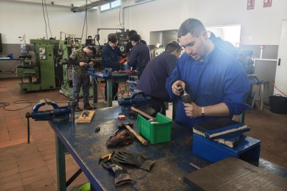 Estudiantes del curso de Mecatrónica industrial en el IES Sol de Portocarrero de Almería.