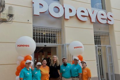 Imagen de la inauguración oficial de Popeyes en el Paseo de Almería.