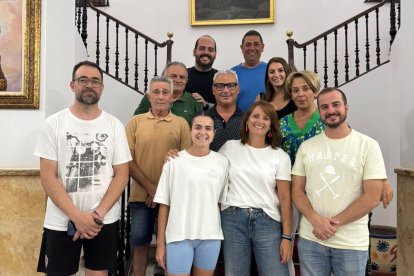 Foto de familia de la alcaldesa y el concejal de cultura tras la reunión mantenida con las Cofradias