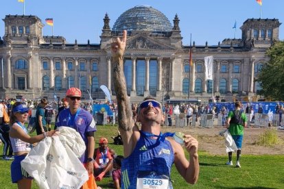 Eloy celebrando su participación en Berlín delante del edificio del Reichstag.