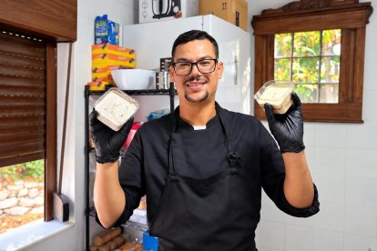 Icham elaborando algunos de sus primeros postres a domicilio en Adra.