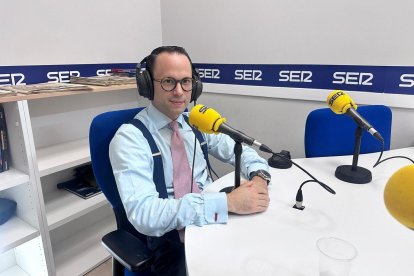 Miguel Sánchez, del despacho Sánchez Miñarro Abogados de Vera, en los estudios de la Cadena SER Levante.