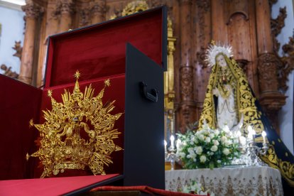 La nueva corona en primer término y, al fondo, la Virgen de las Angustias.