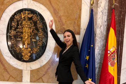 La nueva jueza María del Mar Caparrós celebra su éxito en la oposición en el Tribunal Supremo.