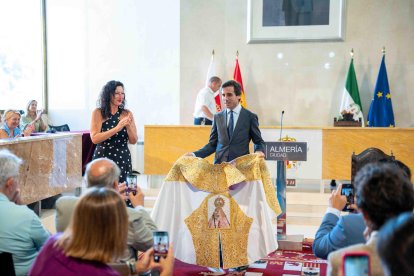 Entrega del capote de paseo a Juan Ortega como triunfador de la Feria Taurina de 2024.