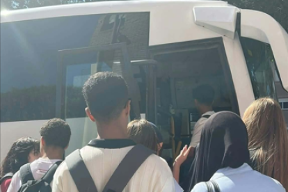 Estudiantes de San Isidro en Almería que no pudieron coger el autobús de vuelta esta semana.