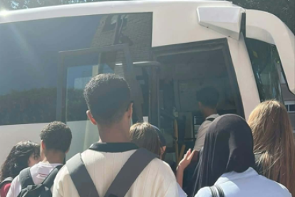 Estudiantes de San Isidro en Almería que no pudieron coger el autobús de vuelta esta semana.