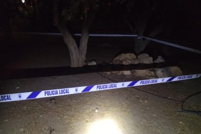 Zona acordonada en el parque en el que fue hallado el cadáver de un perro enterrado.