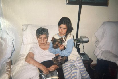 Andrea, junto a su abuela y Pitu