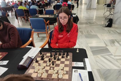 La ajedrecista almeriense Sandra Hernández en plena jugada en el Campeonato de España de Roquetas de Mar.