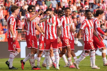 Imparables en la segunda parte, los futbolistas del Almería brillaron para conquistar la sexta victoria consecutiva y sumar 21 puntos.