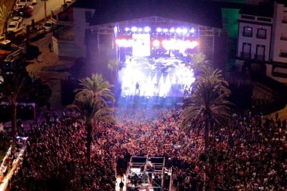 Aspecto de la Plaza Mayor de Albox durante la celebración del Almanzora Sound.