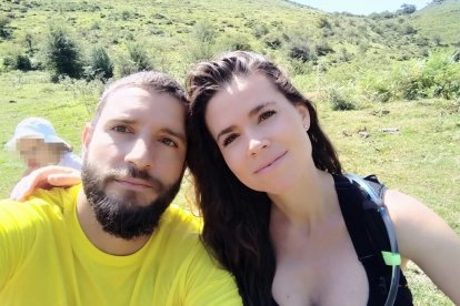 Sara Lobeto, junto a su marido, Alan, en uno de sus viajes.
