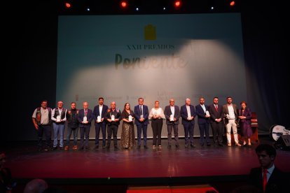 Foto de familia de los premiados de los XXII Premios Poniente