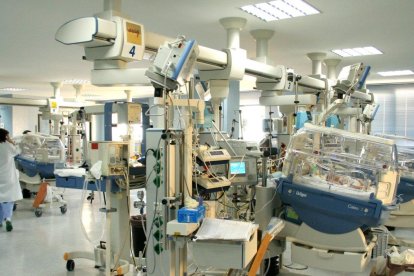 El niño ha sido atendido de sus quemaduras en la UCI pediátrica del Hospital Torrecárdenas.