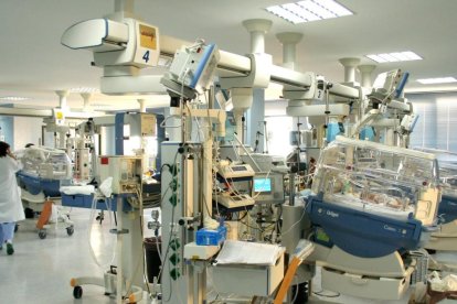 El niño ha sido atendido de sus quemaduras en la UCI pediátrica del Hospital Torrecárdenas.