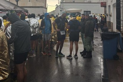 Colas en Enix para coger lo autobuses tras la cancelación de La Desértica