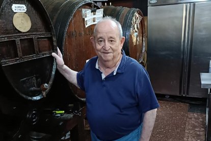 José Ibarra López lleva toda la vida en la bodega Montenegro, que ahora regenta su hijo Javier.