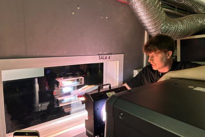 Pablo Carmona, proyeccionista de Kinépolis Almería, en la cabina de proyección.