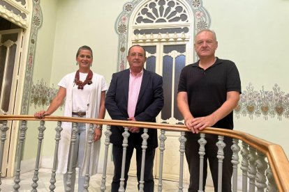 El empresario José Navarro (centro) junto a la edil responsables de las fiestas y el alcalde de Cuevas del Almanzora.