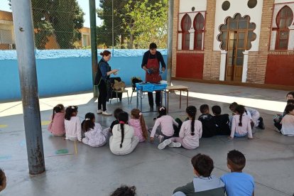 Una actividad en el patio del CEIP Ave María del Quemadero.
