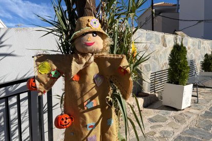 Uno de los espantapájaros que decoran el pueblo de Bacares