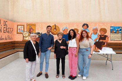 El teniente de alcalde de Olula del Río con la artista y vecinas representadas frente al mural.
