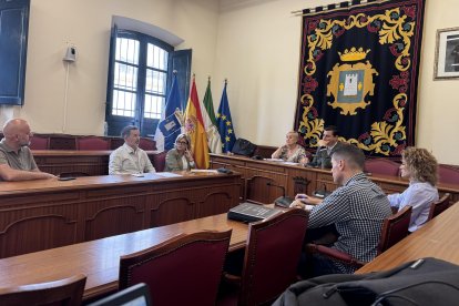 El equipo de Gobierno municipal de Níjar y la directiva de la Asociación de Empresarios del Parque Natural Cabo de Gata-Níjar.