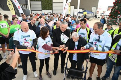 Imagen de una edición anterior de las 6 Horas Solidarias, organizadas por la Fundación Jesús Peregrín en el Centro Comercial Torrecárdenas, con participantes y representantes de la organización durante el corte de cinta.