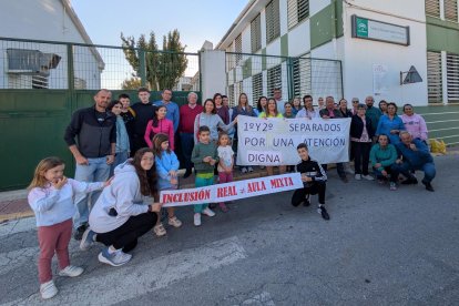 Familias del colegio concentradas a las puertas del centro.