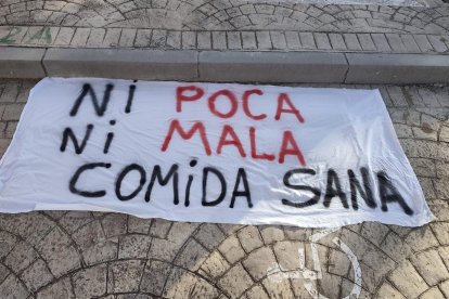 Uno de los carteles mostrados durante la huelga de comedor en centros de Córdoba.