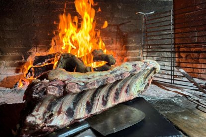 La carne a la brasa, la gran protagonista del Asador Sierra Enmedio.