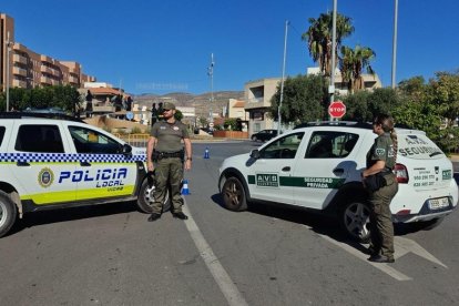 Personal de AVS Seguridad junto a la Policía Local de Vícar, con sus respectivos vehículos de servicio.