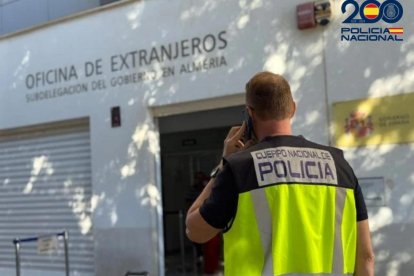 Agente de la Policía Nacional frente a la Oficina de Extranjería.
