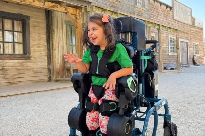Nora, de seis años y medio y con parálisis cerebral, prueba el exoesqueleto EXPLORER MB durante la jornada celebrada en MiniHollywood Oasys de Almería