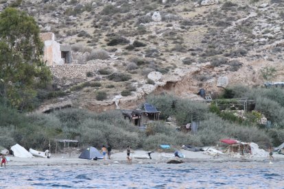 Casas y habitáculos construidos en la Cala de San Pedro.