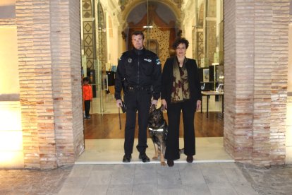 La concejal, Francisca García, el oficial de la Policía Local, Andrés Magaña, con su perro Zadhir.